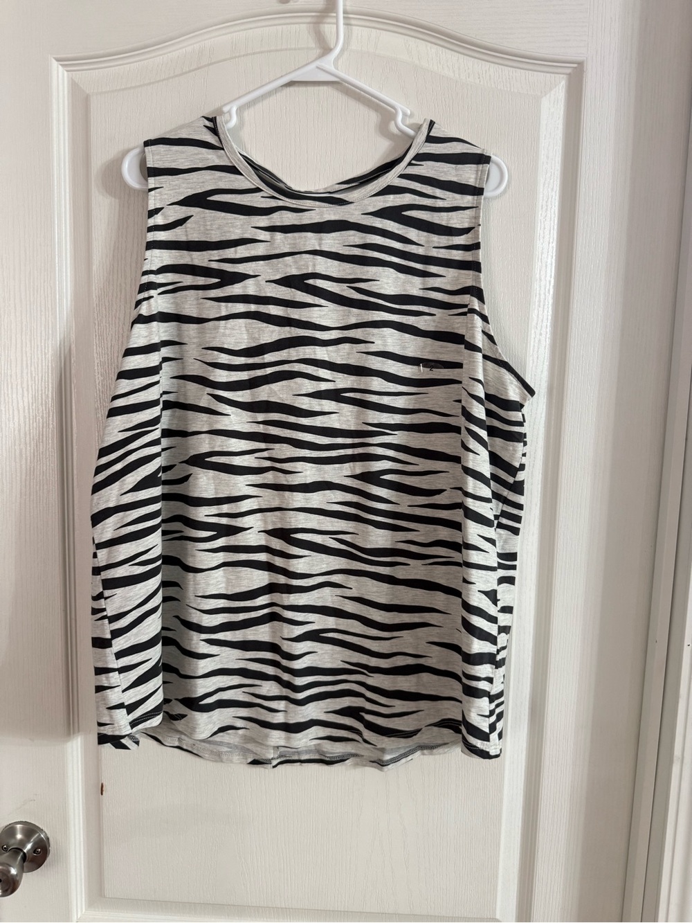 Maurices Women’s Zebra Cross Cross Back Top NWT 2X. MY-51